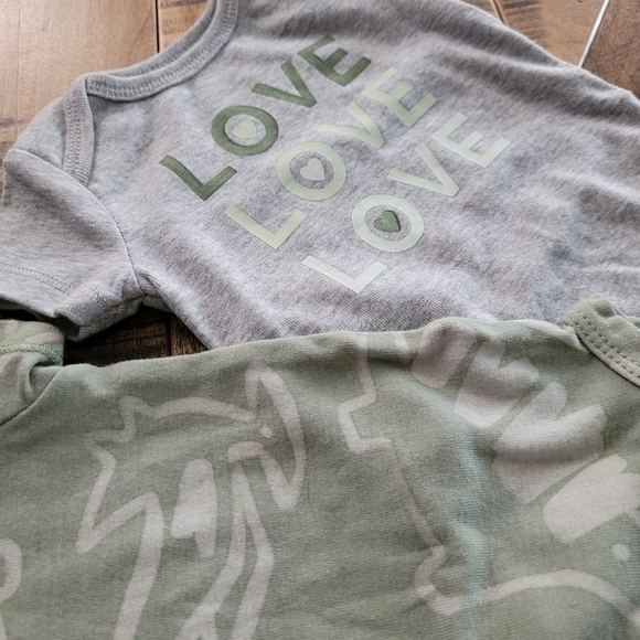 3M carters 2 piece set onesies - Picture 3 of 6